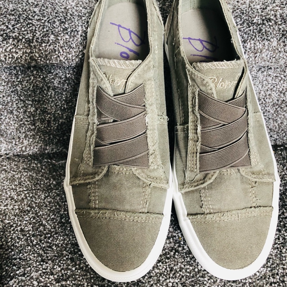 New BLOWFISH SLIP ON SNEAKERS! Sz 8.0